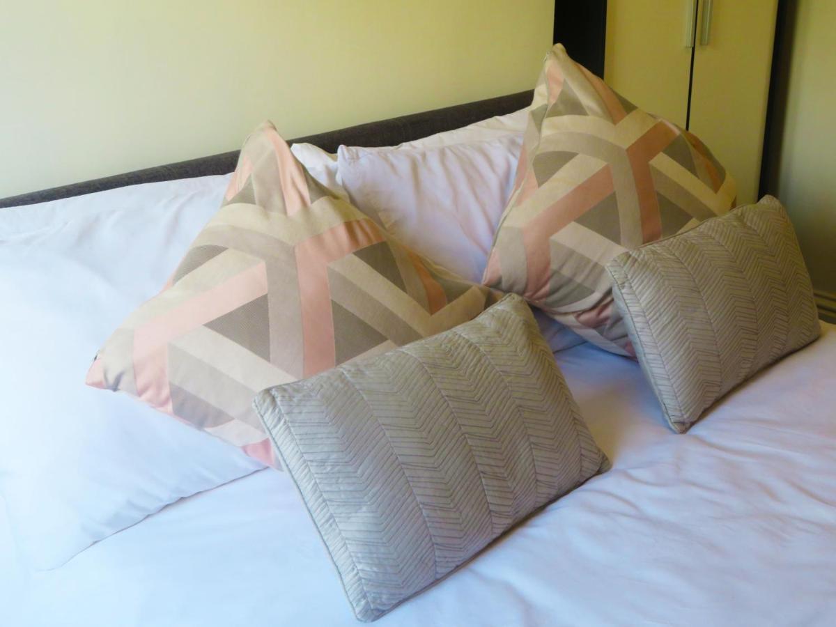 Entire 2 Bed Ground Floor Apartment Central But Quiet Newmarket  Ngoại thất bức ảnh
